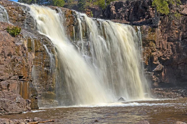 Драматичні Falls навесні — стокове фото