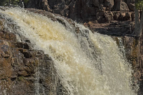 L'eau coulant sur le bord — Photo