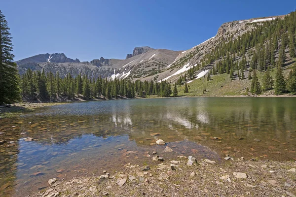 Montañas dramáticas elevándose sobre un lago alpino —  Fotos de Stock