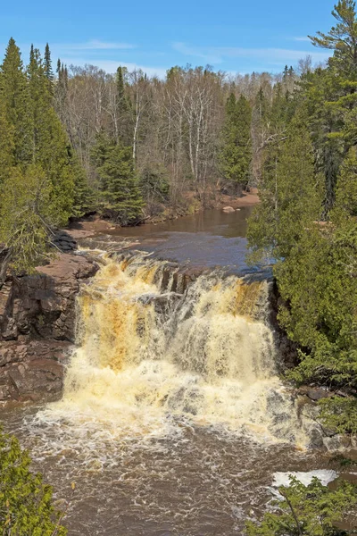 Spokojna rzeka prowadząca do dramatycznych wodospadów — Zdjęcie stockowe