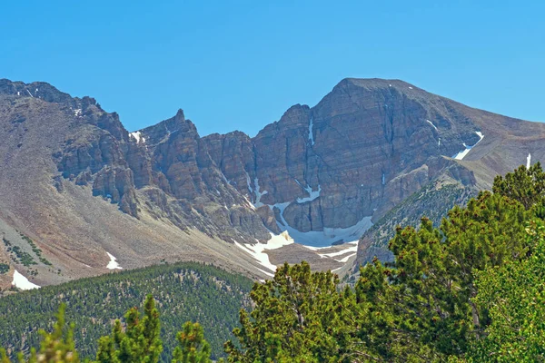 Pico Alpino no Sol de Verão — Fotografia de Stock