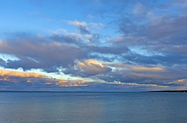Вечірні хмари над озером Гурон — стокове фото