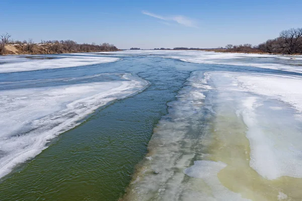 Ghiaccio e acqua sul fiume Platte in tardo inverno — Foto Stock