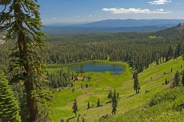 Expansive Mountain Panorama of an Alpine Lake — Stockfoto