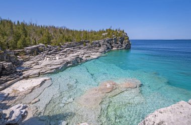 Ontario 'daki Bruce Peninsula Ulusal Parkı' ndaki Indian Cove 'daki Gri Uçurumlu Koyda Temiz Su