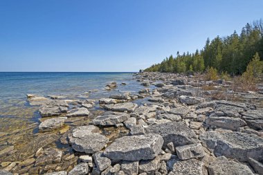 Bruce Peninsula 'daki Huron Gölü kıyısında Ontario' daki Rocky Coast Ulusal Parkı