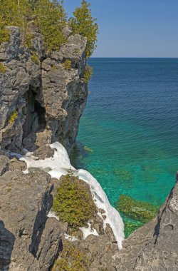 Ontario 'daki Bruce Yarımadası Ulusal Parkı' nda İlkbaharda Dik Kayalıkların Arkasında Dramatik Renkler