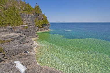 Bruce Yarımadası 'ndaki Huron Gölü' nde Engebeli Kayalıklar ve Rocky Körfezi Ontario Ulusal Parkı.