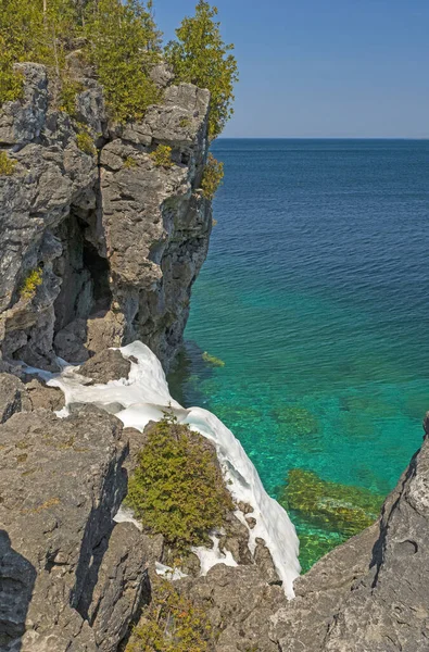 Ontario Daki Bruce Yarımadası Ulusal Parkı Nda Lkbaharda Dik Kayalıkların — Stok fotoğraf