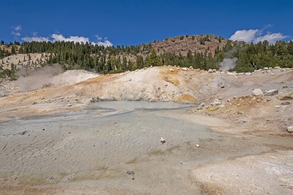 加州拉森火山公园蜂窝地狱水热区的蒸锅和彩色泥浆 — 图库照片