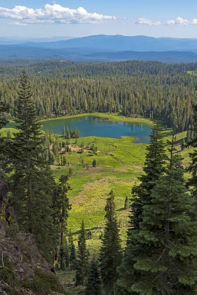 加利福尼亚州拉森火山国家公园的一个山区山谷中的宁静湖 — 图库照片