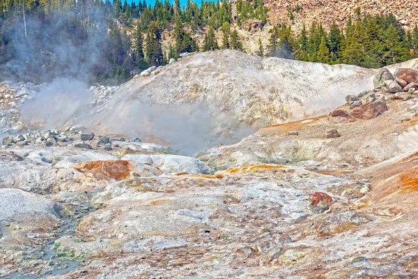 加利福尼亚州拉森火山国家公园水热区的蒸汽和硫磺涂层岩石 — 图库照片