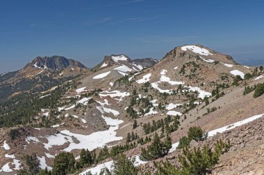 Volkanik Manzaradaki Volkanik Kardeşler Kaliforniya 'daki Lassen Volkanik Ulusal Parkı' nda