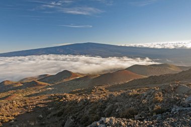 Hawaii 'de Mauna Kea' da volkanik bir arazide akşam bulutları