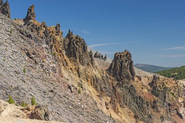 Oregon 'daki Krater Gölü Ulusal Parkı' ndaki Mazama Dağı 'ndaki volkanik kraterin kenarında volkanik kalıntılar var.