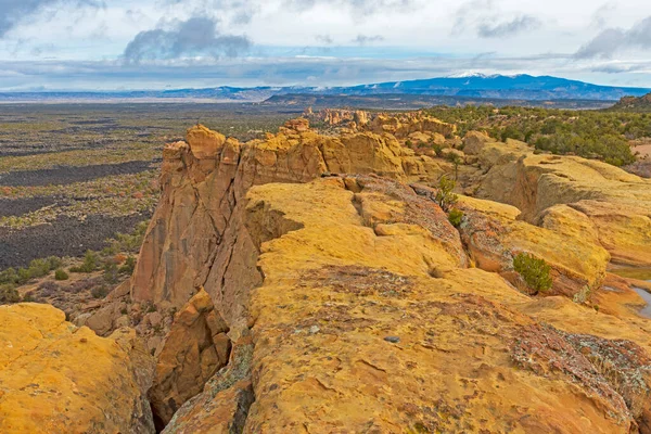 Sandstone Bluff Πάνω Από Πεδία Lava Στο Malpais Εθνικό Μνημείο — Φωτογραφία Αρχείου