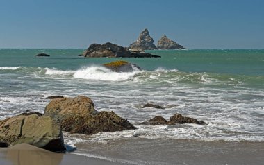 Oregon Sahilindeki Kıyı Denizi Yığınları 'na Düşen Dalgalar