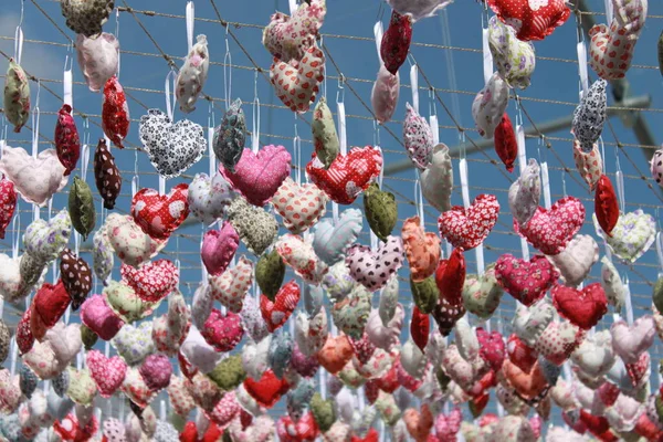 Kumaş kalpler arka planda gökyüzü