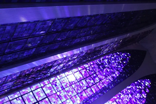 Kilisede mor boyalı camlar