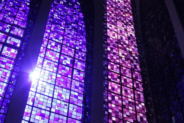 Kilisede mor boyalı camlar