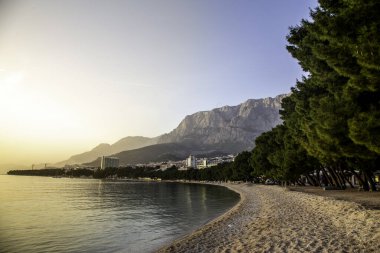 Günbatımında Makarska plajı