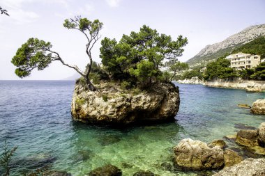 Brela sahilde kayalar ve temiz su