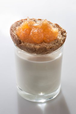 Kızarmış ekmek elma reçel renksiz cam üst tabakası ile 