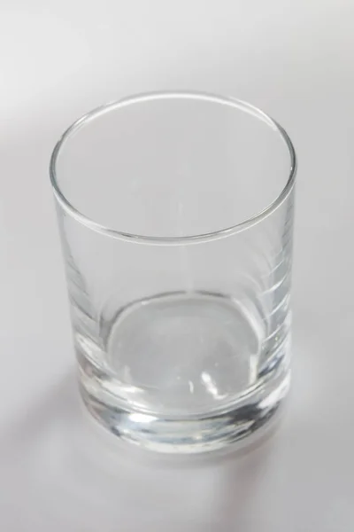 Beyaz arka plan üzerinde boş renksiz cam