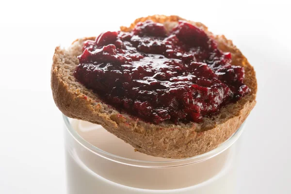 Toasted bread with layer of black currant jam on top of colorles — Stock Photo, Image