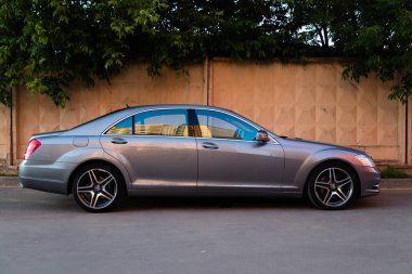 Kullanılan Mercedes-Benz S-Class S350 uzun (W221) araba kürsüye bir stree