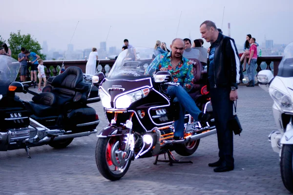 MOSCOW, RÚSSIA - OUTUBRO 6, 2013: Motociclista está falando com outra ma — Fotografia de Stock