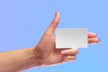 Sol el boş beyaz kartı Mock-up tutun. Sim cep plastik Nfc akıllı etiket arama kartı sahte şablon. Kredi Namecard veya taşıma bilet. Noel mağaza sadakati hediye indirim. Kopya alanı.