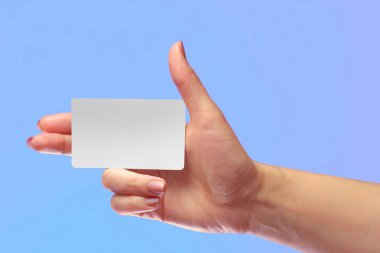Şu el tutun boş beyaz kartı Mock-up. Sim cep plastik Nfc akıllı etiket arama kartı sahte şablon. Kredi Namecard veya taşıma bilet. Noel Mağaza sadakati hediye indirim. Kopya alanı.