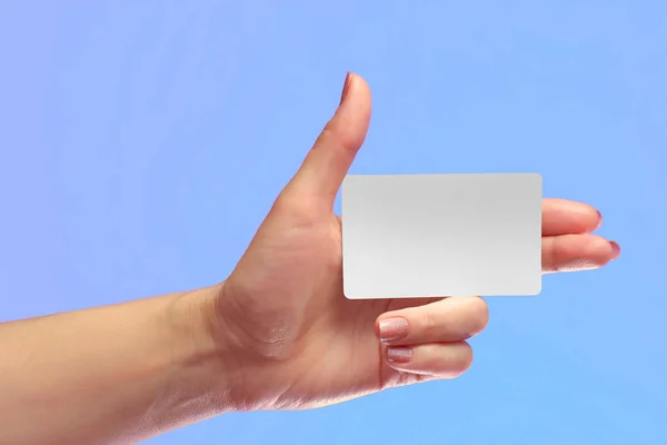 Левая женщина держит пустую белую карточку макета. SIM Cellular Plastic NFC Smart Call-Card Mock up Template. Кредитная карточка или транспортный билет. Рождественский магазин Скидка Подарок верности. Копирование пространства . — стоковое фото