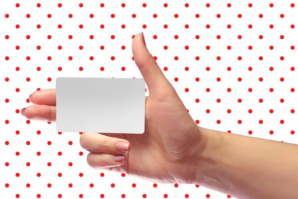 Правая женщина держит пустую белую карточку макета. SIM Cellular Plastic NFC Smart Call-Card Mock up Template. Кредитная карточка или транспортный билет. Рождественский магазин Скидка Подарок верности. Копирование пространства . — стоковое фото