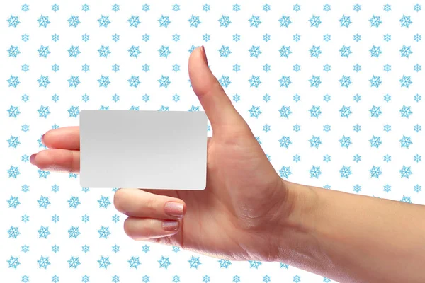 Правая женщина держит пустую белую карточку макета. SIM Cellular Plastic NFC Smart Call-Card Mock up Template. Кредитная карточка или транспортный билет. Рождественский магазин Скидка Подарок верности. Копирование пространства . — стоковое фото