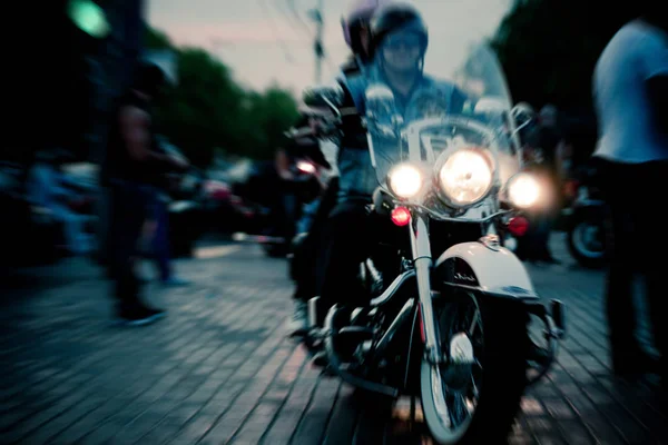 Uns motoqueiros nas calçadas nocturnas. Efeito de movimento A — Fotografia de Stock