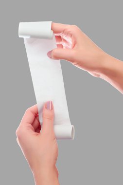 Kadın veya kız tutun el rulo kağıt yazdırılan makbuz sahte şablon ile. Temiz Mockup. Makale hakkında alışveriş, fatura ödeme, finansta yerleştirilebilir. Uzay ve kırpma yolu kopyalayın. Gri üzerine