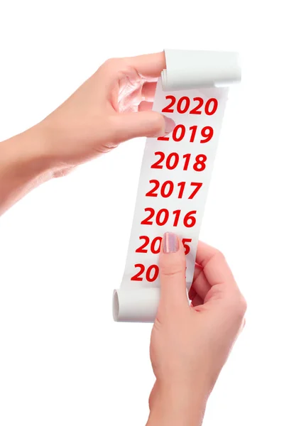 Onun elleri rulo kağıt yazdırılan makbuz sahte şablon ile kadın tutun. 2016, 2017, 2018, 2019, 2020 yıl gösterilir. Alışveriş, planlama, takvim ve ekonomi kavramı. Kopya alanı.
