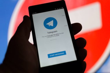 Moskova, Rusya - 16 Nisan 2018: İle telgraf app yasaklayan bir işaret karşı elinde bir cep telefonu. Rusya, popüler telgraf messenger yasaklanmıştır. Tagansky kararıyla mahkeme Roskomnadzor telgraf hizmeti engellenmiş..