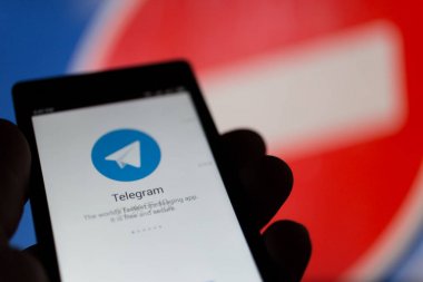 Moskova, Rusya - 16 Nisan 2018: İle telgraf app yasaklayan bir işaret karşı elinde bir cep telefonu. Rusya, popüler telgraf messenger yasaklanmıştır. Tagansky kararıyla mahkeme Roskomnadzor telgraf hizmeti engellenmiş..
