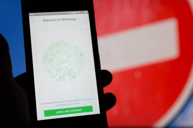 Moskova, Rusya - 16 Nisan 2018: cep telefonu ile Whatsapp uygulama yasaklayan bir işaret karşı elinde. Rusya, İstihbarat teşkilatları kullanıcı yazışma denetlemek şifre çözme anahtarları sağlamak için Instant messengers yaratıcıları gerektirir..