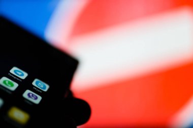 Moscow, Rusya Federasyonu - 16 Nisan 2018: Popüler anında cep telefonuyla el karşı yasaklayan bir işaret peygamberler. Rusya, İstihbarat teşkilatları kullanıcı yazışma denetlemek şifre çözme anahtarları sağlamak için Instant messengers yaratıcıları gerektirir..