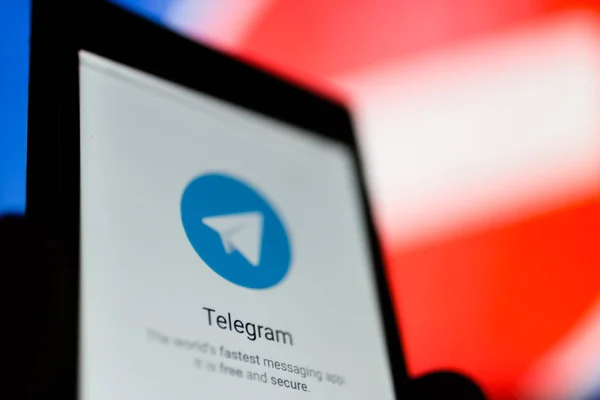 MOSCOU, RUSSIE - 16 AVRIL 2018 : Un téléphone portable avec l'application Telegram en main contre un panneau d'interdiction. En Russie, le messager populaire Telegram est interdit. Par décision du tribunal Tagansky Roskomnadzor bloqué le service de télégramme . — Photo
