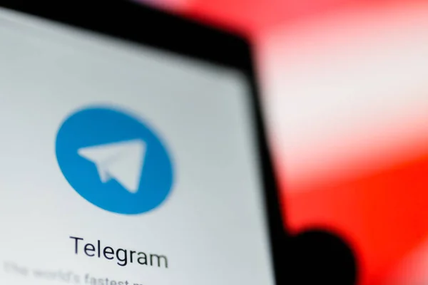 Moskova, Rusya - 16 Nisan 2018: İle telgraf app yasaklayan bir işaret karşı elinde bir cep telefonu. Rusya, popüler telgraf messenger yasaklanmıştır. Tagansky kararıyla mahkeme Roskomnadzor telgraf hizmeti engellenmiş..