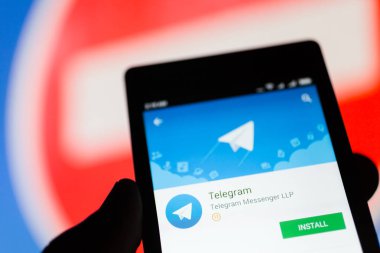 Moskova, Rusya - 17 Nisan 2018: Yasaklayan işaret üstünde Google oyun stok içinde belgili tanımlık geçmiş telgraf uygulanması ile el bir cep telefonu. Popüler mesajlaşma telgraf Rusya'da yasaklandı.