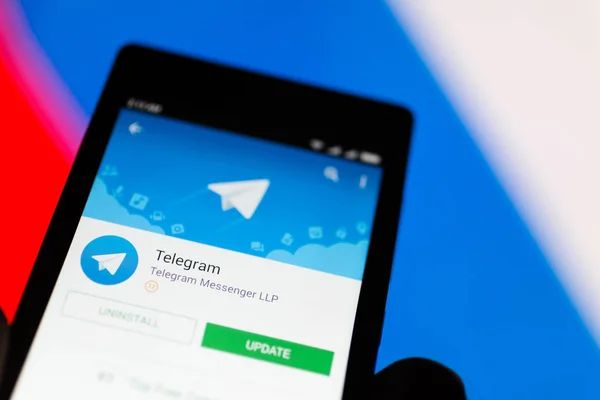 Moskova, Rusya - 17 Nisan 2018: El ile bir cep telefonu