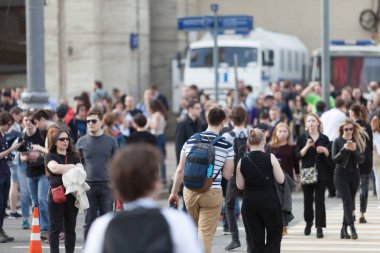 Moscow, Rusya Federasyonu - 30 Nisan 2018: Protestocular ralli posterler ve kağıt uçaklar ile bırakın. Rusya'da telgraf app engelleme karşı bir miting Sakharov cadde üzerinde. Internet sansürü karşı