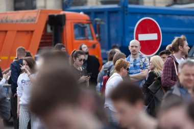 Moscow, Rusya Federasyonu - 30 Nisan 2018: Protestocular ralli posterler ve kağıt uçaklar ile bırakın. Rusya'da telgraf app engelleme karşı bir miting Sakharov cadde üzerinde. Internet sansürü karşı