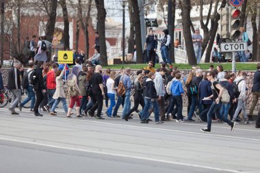 Moscow, Rusya Federasyonu - 30 Nisan 2018: Protestocular ralli posterler ve kağıt uçaklar ile bırakın. Rusya'da telgraf app engelleme karşı bir miting Sakharov cadde üzerinde. Internet sansürü karşı